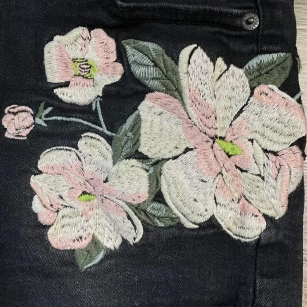 AEROPOSTALE Black Floral Embroidered Shorty Jean Shorts - Size 4 - Picture 3 of 7